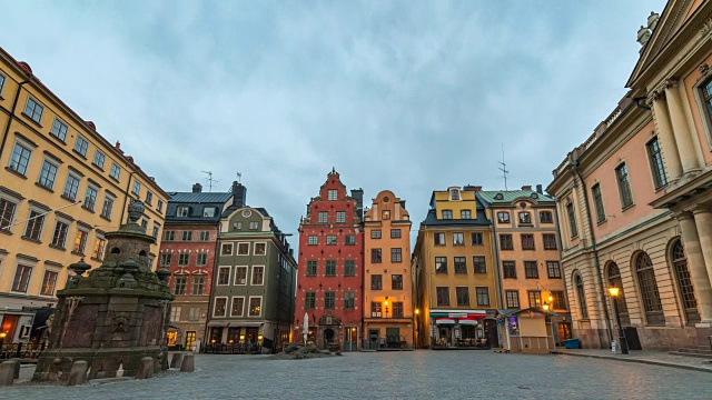 斯德哥尔摩城市天际线夜晚到白天的时间流逝在Gamla Stan老城和Stortorget，斯德哥尔摩瑞典4K时间流逝视频素材