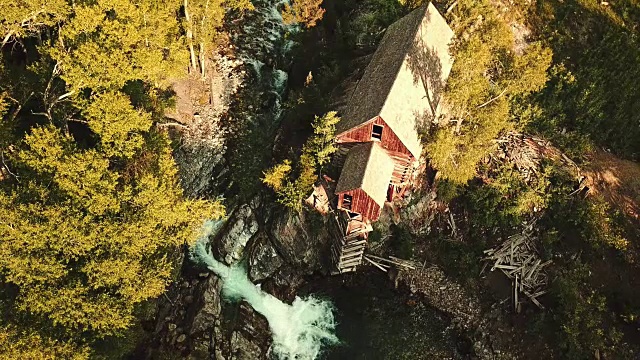 科罗拉多州的废弃小屋和瀑布视频素材