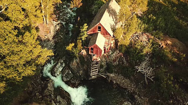 科罗拉多州的废弃小屋和瀑布视频素材