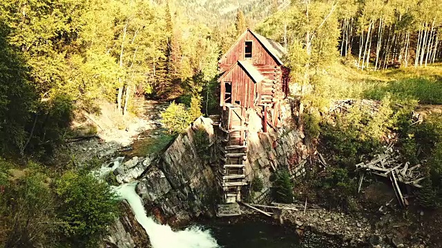 科罗拉多州的废弃小屋和瀑布视频素材