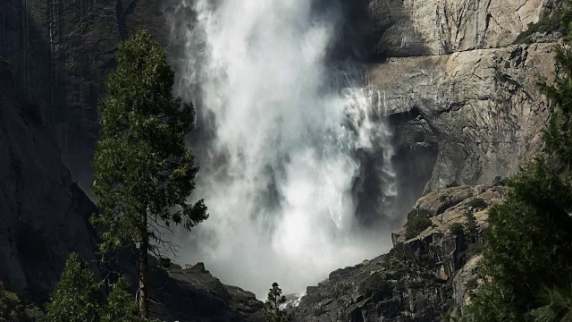 近距离观察优山美地瀑布第一段的底部视频素材