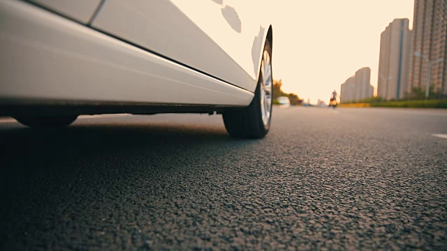 穿着高跟鞋的年轻女子从车里走出来视频素材