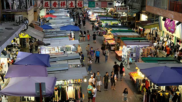 人们走在香港孟角的菜市场上视频素材