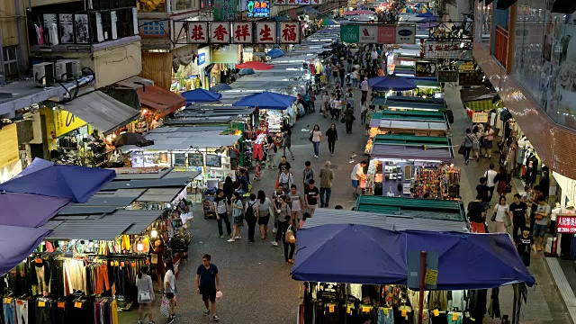 人们走在香港孟角的菜市场上视频素材