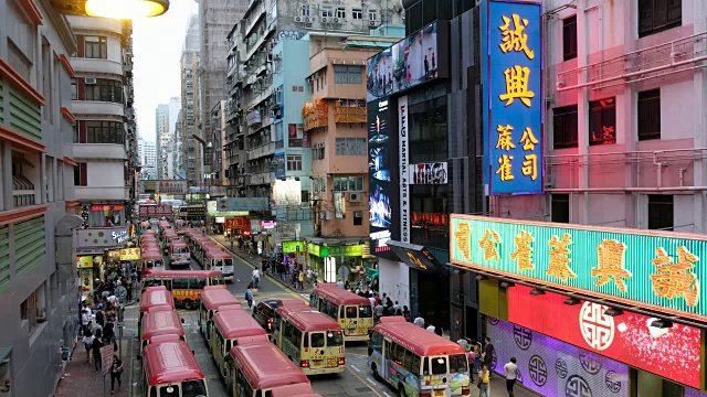 在香港旺角区繁忙街道上的小巴视频素材