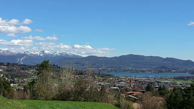 湖的全景，雪山和一个小镇视频素材