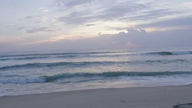 泰国热带海滩上的日落和海浪。视频素材