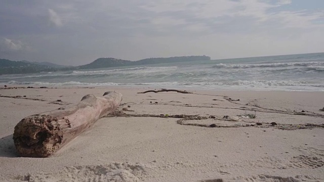 泰国热带海滩上的日落和海浪。视频素材