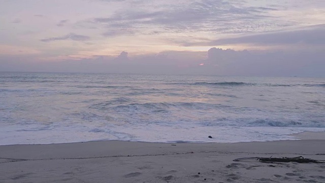 泰国热带海滩上的日落和海浪。视频素材