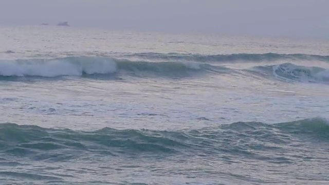 泰国热带海滩上的日落和海浪。视频素材