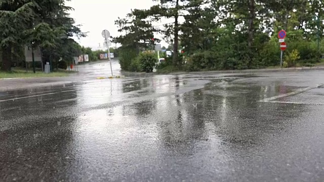 城市里的雨天视频素材