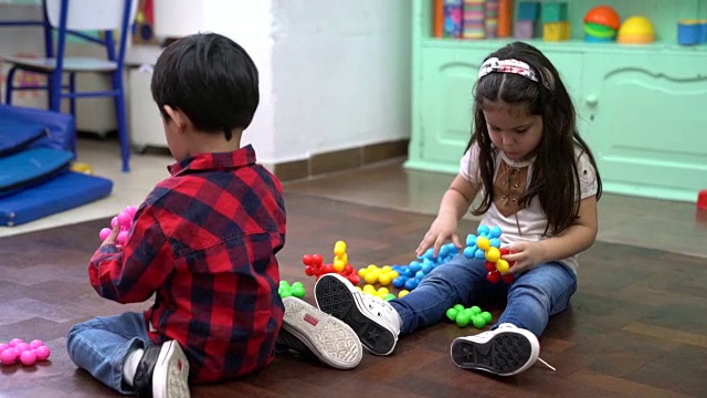 学龄前儿童在幼儿园玩玩具视频素材