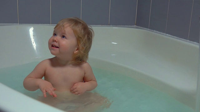 蓝眼睛的婴儿在浴室里戏水视频素材