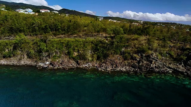 4k无人机加勒比岛现场汽车进入一艘帆船海港海湾泻湖视频素材