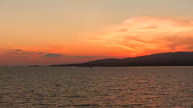 美丽的日落在海上和游艇。专业的时间流逝，没有闪烁。视频素材