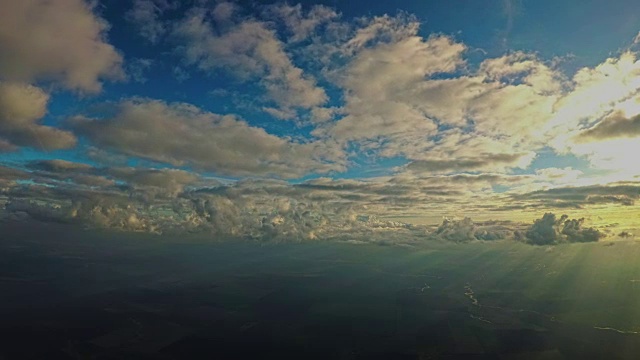 太阳穿过云海视频素材