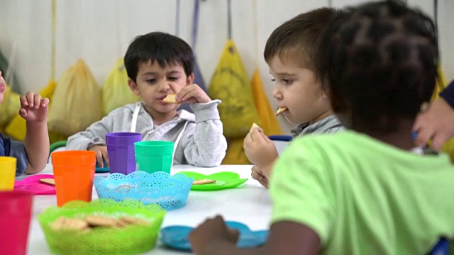 学前班的学生在教室里吃零食视频素材