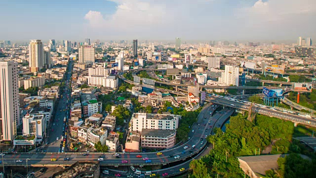 黄昏俯瞰高层建筑的城市商业区全景(泰国曼谷)视频素材