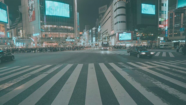 涉谷十字路口行人过马路鸟瞰图视频素材