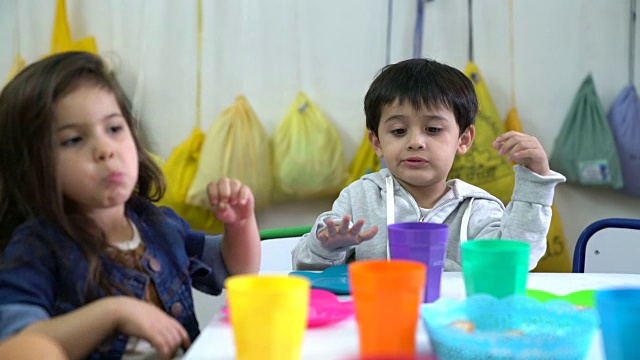 可爱的学前班学生在教室里吃零食视频素材