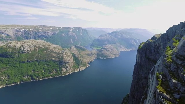 挪威吕瑟峡湾的讲坛摇滚。Ryfylke最著名的旅游景点，塔令人印象深刻的604米高于吕瑟峡湾。鸟瞰图。视频素材