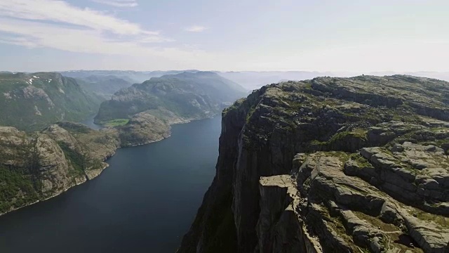 挪威吕瑟峡湾的讲坛摇滚。Ryfylke最著名的旅游景点，塔令人印象深刻的604米高于吕瑟峡湾。鸟瞰图。视频素材