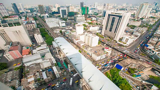 黄昏俯瞰高层建筑的城市商业区全景(泰国曼谷)视频素材