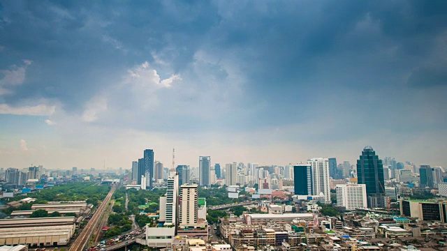 黄昏俯瞰高层建筑的城市商业区全景(泰国曼谷)视频素材