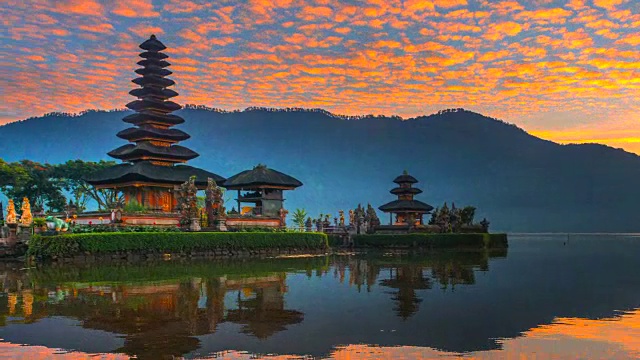 4K延时电影日出场景Pura Ulun Danu Bratan寺庙，巴厘岛，印度尼西亚视频素材