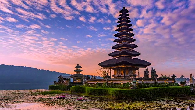 4K延时电影日出场景Pura Ulun Danu Bratan寺庙，巴厘岛，印度尼西亚视频素材