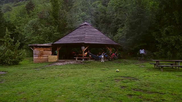 鸟瞰图一个木制的开放的小屋和人们享受夜晚。视频素材