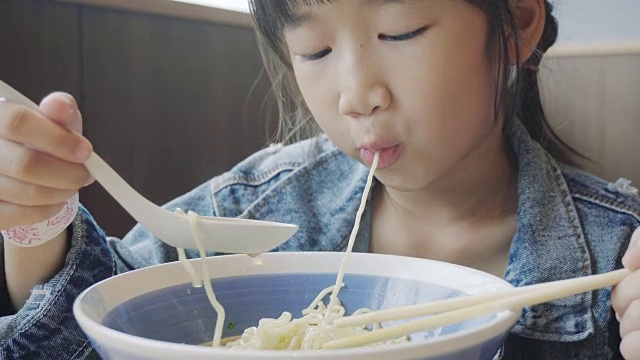 亚洲女孩用筷子吃美味的面条视频素材