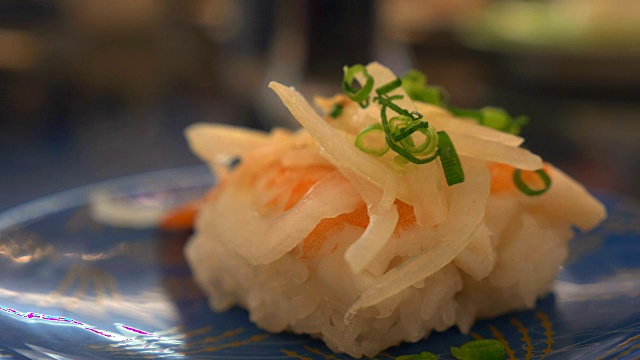 在日本餐厅的酒吧里，寿司装在盘子里视频素材