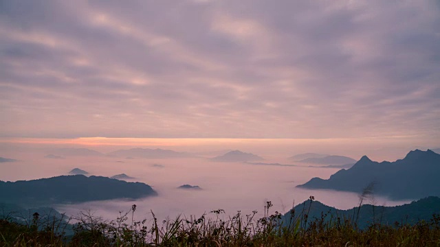 日出在云雾缭绕的山上，时间流逝视频素材