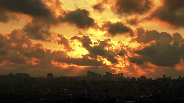 时间流逝美丽的日落在阴云上视频素材