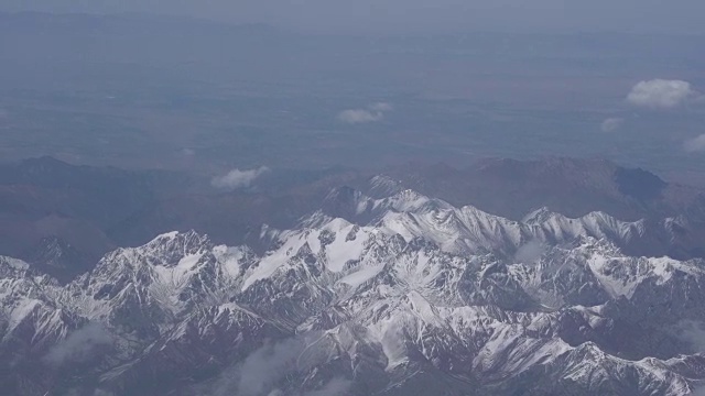 飞机飞过雪山视频素材