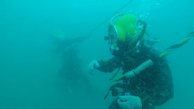 一群在水下学习水肺潜水课程的潜水员视频素材