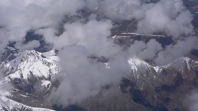 飞机飞过雪山视频素材