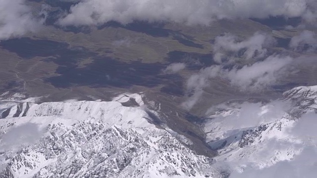 飞机飞过雪山视频素材