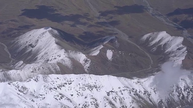 飞机飞过雪山视频素材