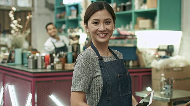 一名马来华人女子在她的咖啡店里的肖像视频素材