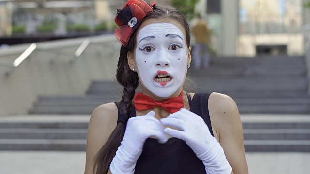 有趣的女孩模仿恐怖和恐惧的东西视频素材