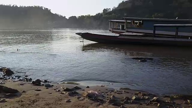 湄公河岸边的船屋视频素材