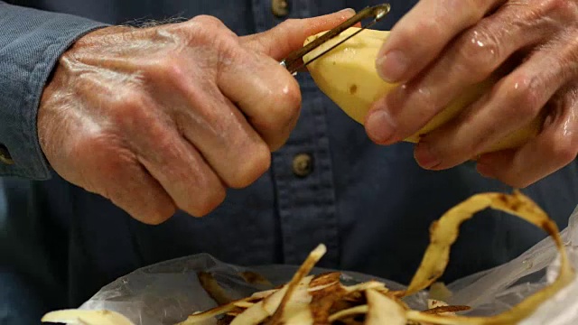 用土豆削皮器削新鲜土豆视频素材