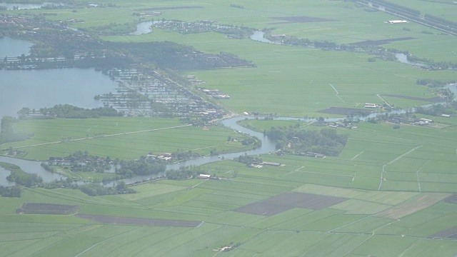 农村被水浸透的田地。水池和洪道发育视频素材