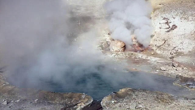 黄石国家公园的火山活动频繁视频素材