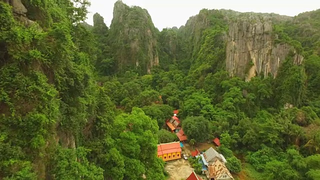 泰国Noen Maprang的石灰岩山鸟瞰图视频素材