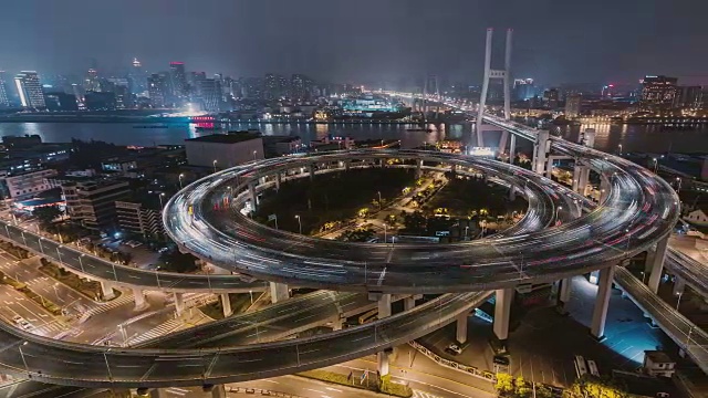 天桥和城市交通鸟瞰图/上海，中国视频素材