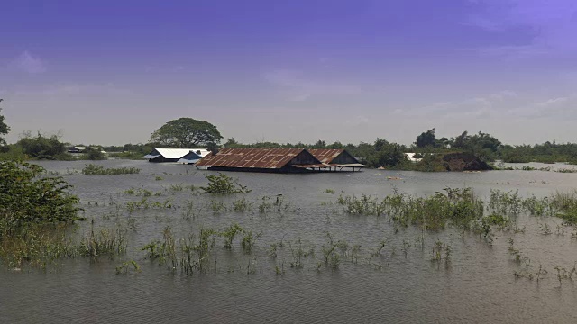 小工厂完全被淹没在农村地区，只有屋顶可见视频素材