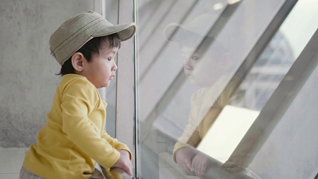 一个小男孩在机场看飞机。视频素材